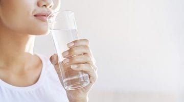 L’ACQUA COME ALIMENTO: SCOPRIAMO PERCHE’ E’ IMPORTANTE BERE LA GIUSTA QUANTITA’ DI ACQUA OGNI GIORNO