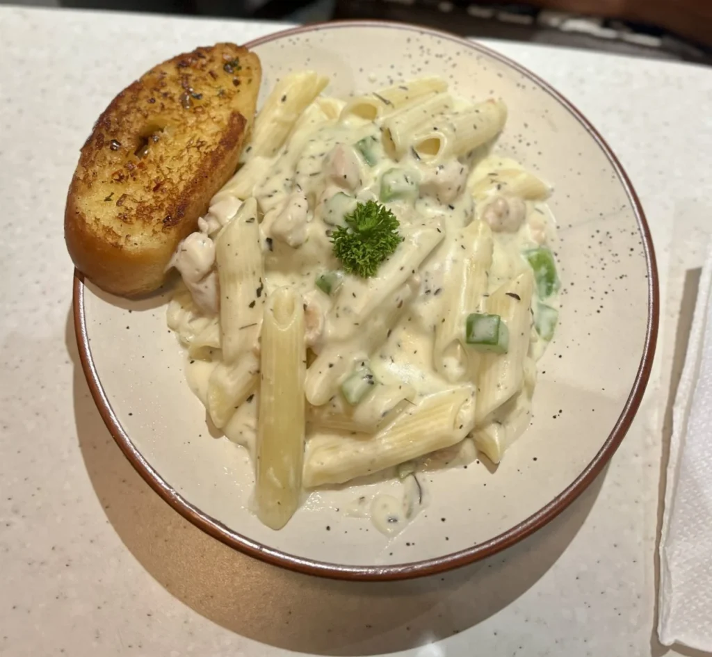 Penne proteiche con crema di zucchine e ricotta