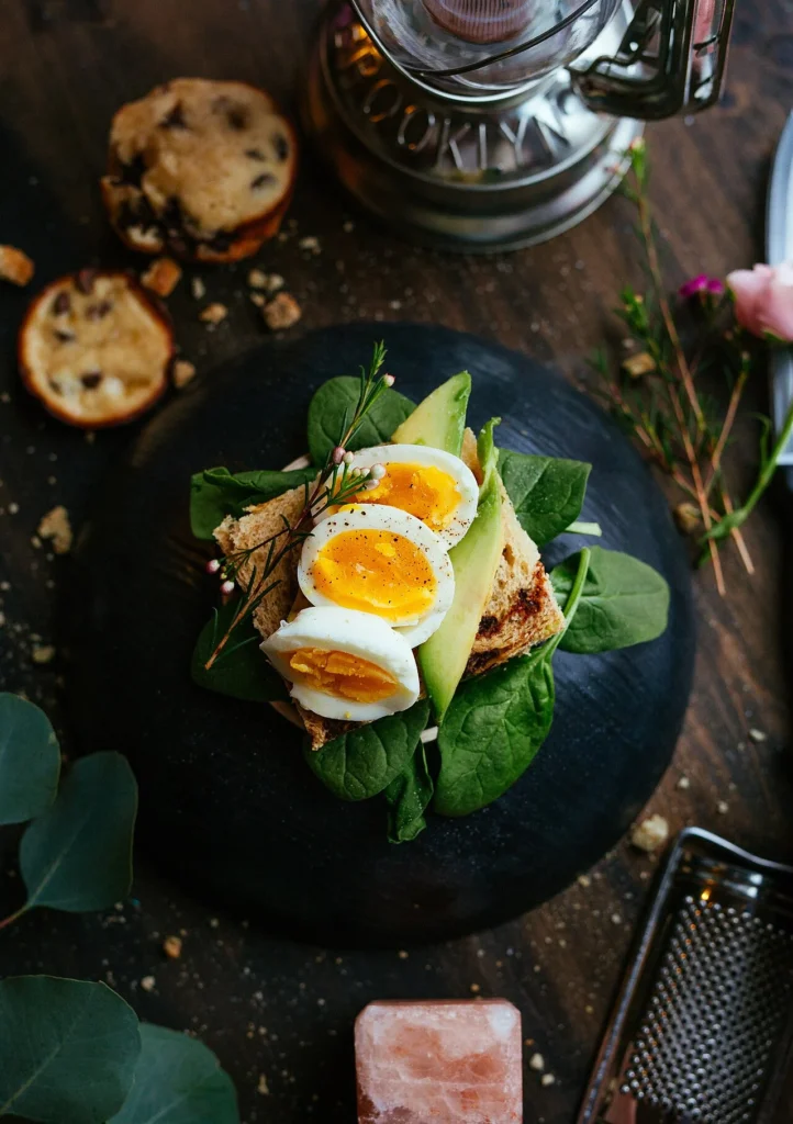 Toast proteico con avocado e uovo